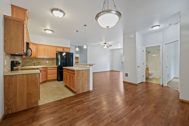 Building Photo - MOVE IN READY! 2 bed, 2 bath townhouse. No...