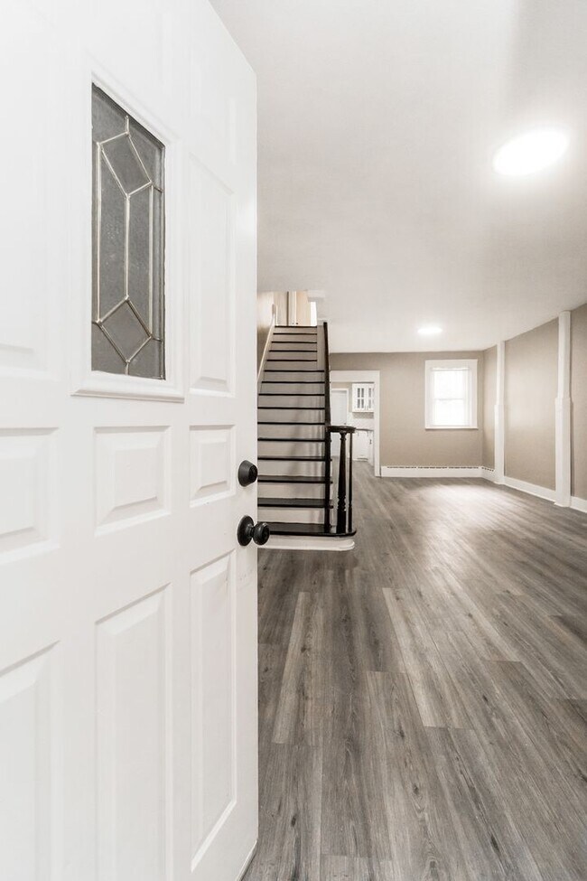 Building Photo - Updated 3BR Home – Walk to Lehigh & Downto...