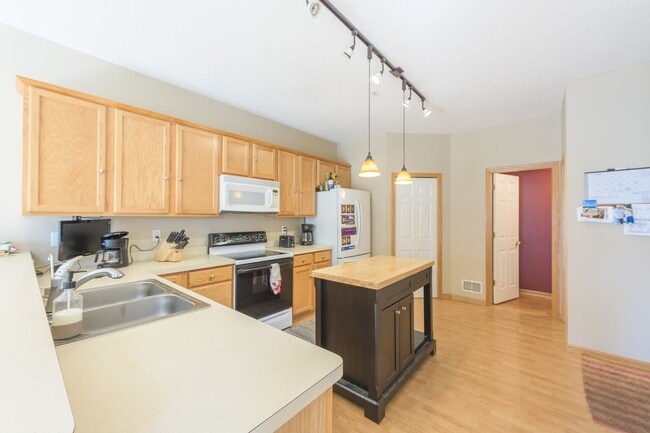 Building Photo - Awesome 2 bed townhouse in plymouth!