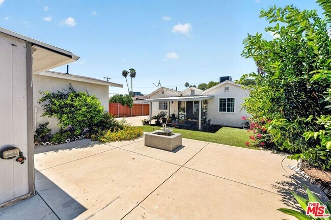 Building Photo - 6236 Lindley Ave