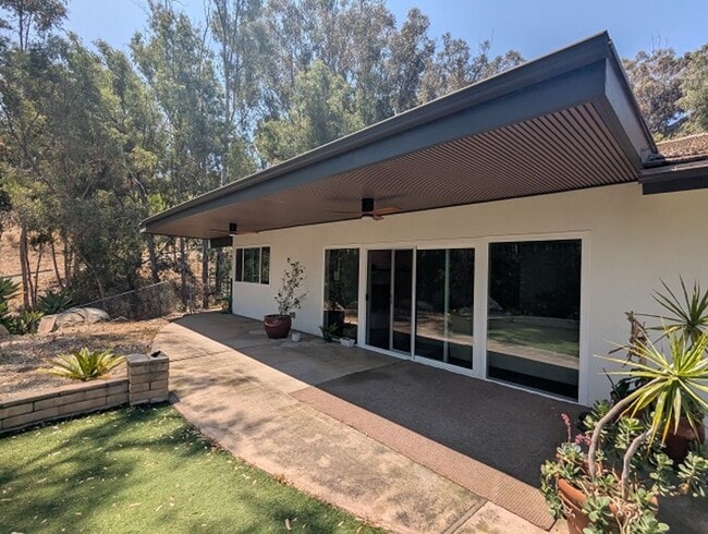 Building Photo - 3 Bed - 2 Bath House with Solar & Mountain...