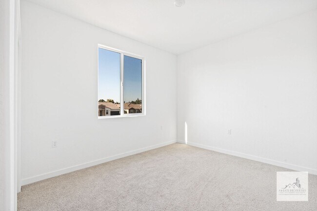Building Photo - Newer 4 Bedroom 3 Bath Home with SOLAR! Cl...