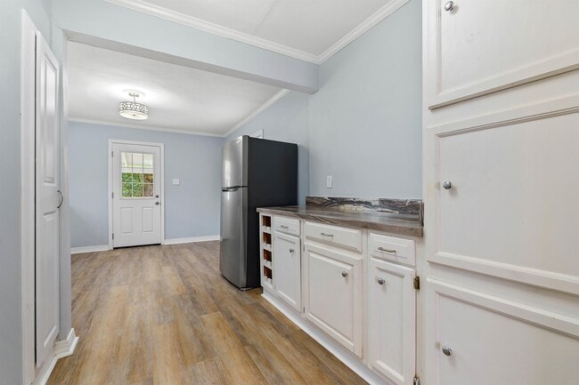Building Photo - 206 Pinehill Dr