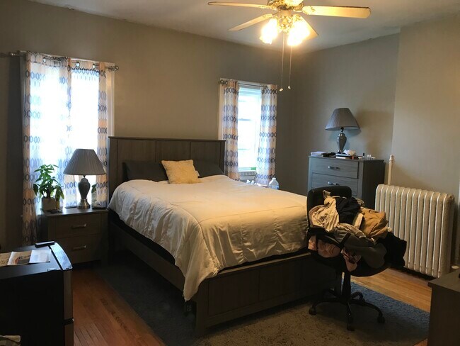 Master Bedroom with Walk-in - 1314 N Main St