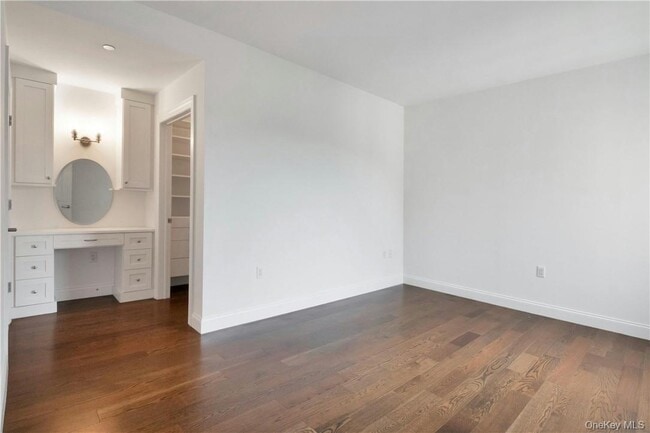 Building Photo - 10 Byron Pl