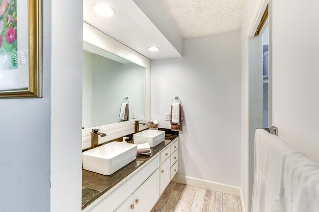 Building Photo - 4513 Cove Dr