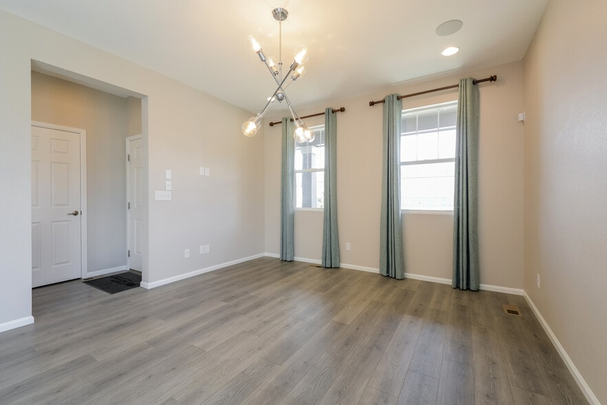 Building Photo - 6457 N Ceylon St