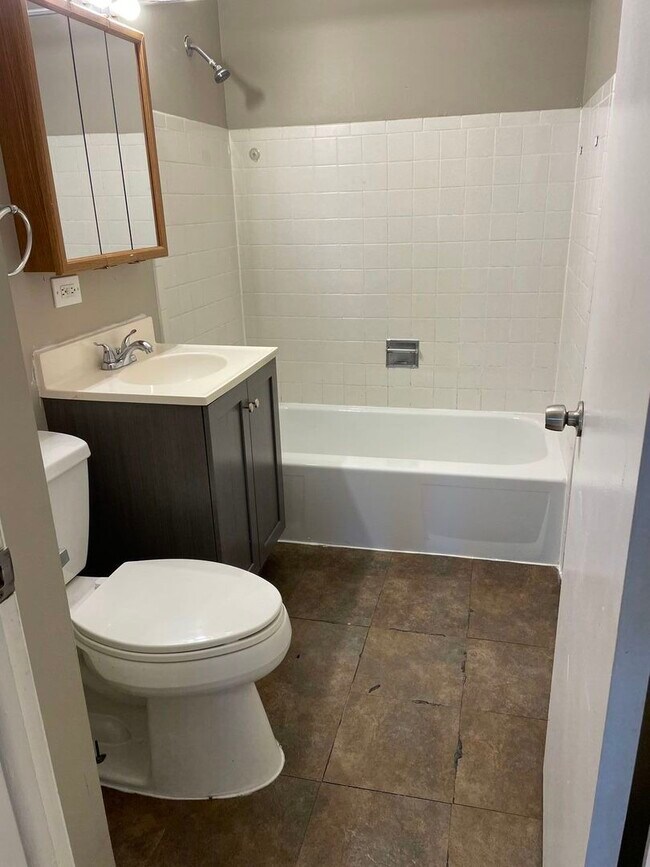 Building Photo - 580 Hill Dr