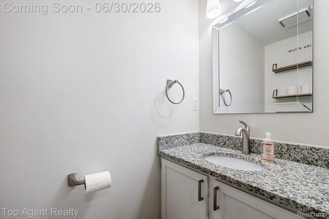 Building Photo - 38887 Country Cir
