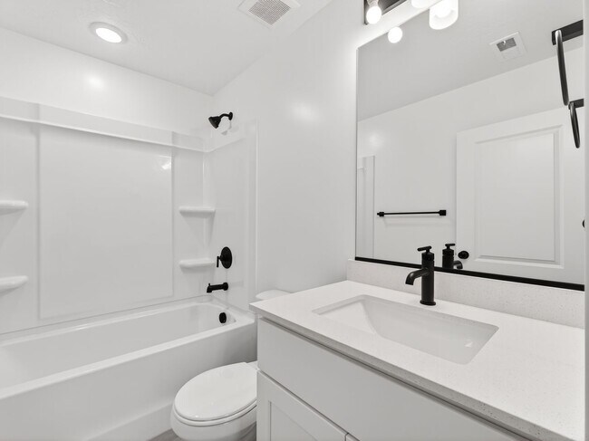 Building Photo - 3 Bed / 3.5 Bath Townhome in Mapleton – Modern, Spacious & Well-Located