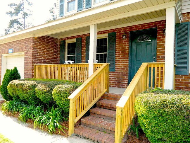 Building Photo - 635 Clinton Way W