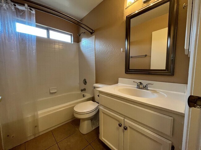 Building Photo - 2 BEDROOM PLUS DEN NEAR ARROWHEAD SHOPS