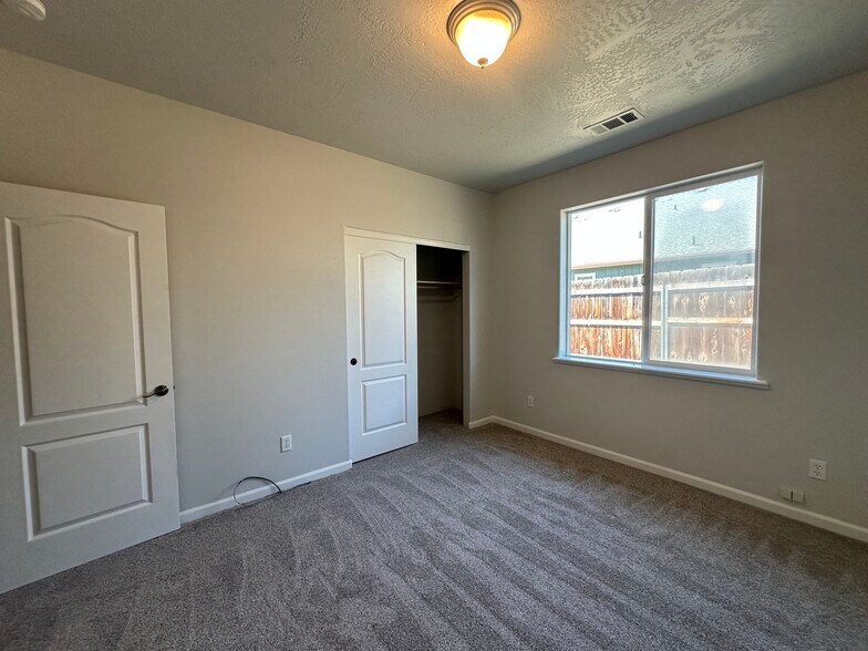 Building Photo - 992 Heather Way