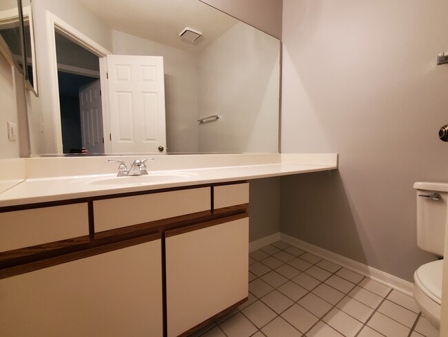 Building Photo - 325 Satinwood Ct S