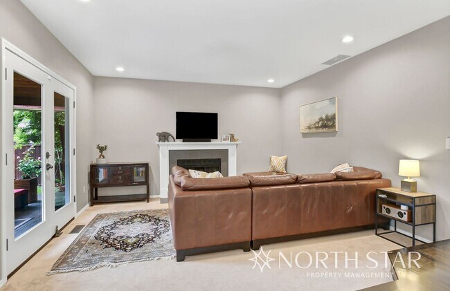 Building Photo - $1000 Off First Months Rent in Lake Oswego