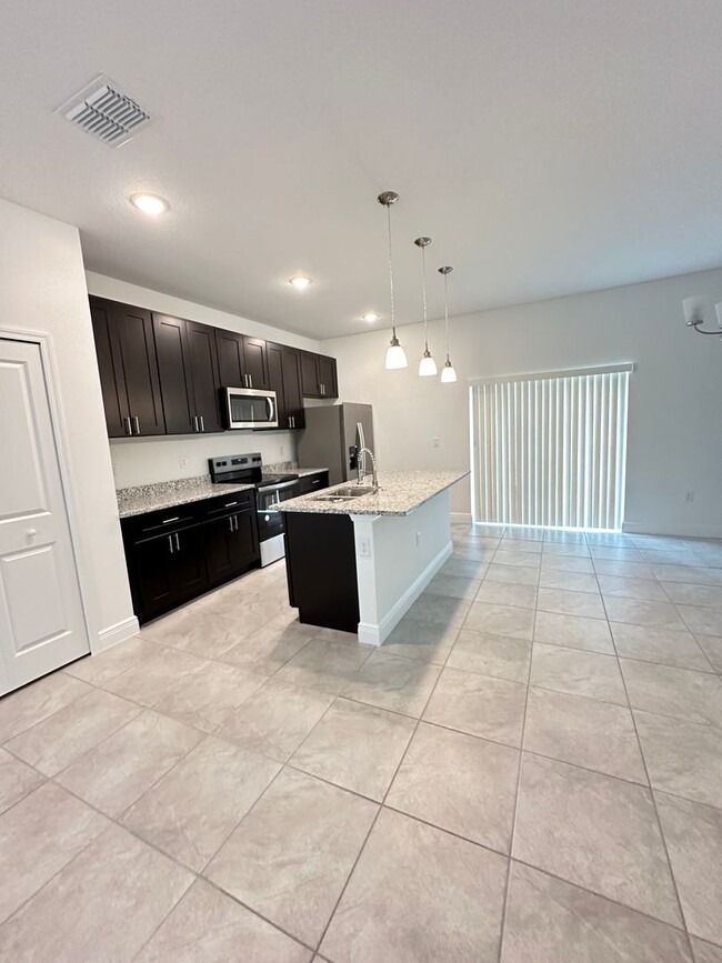 Building Photo - For Rent: Spacious 4-Bedroom Home with Mod...