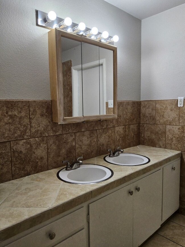 Building Photo - 3 Bedroom 2 Bath Home for Rent