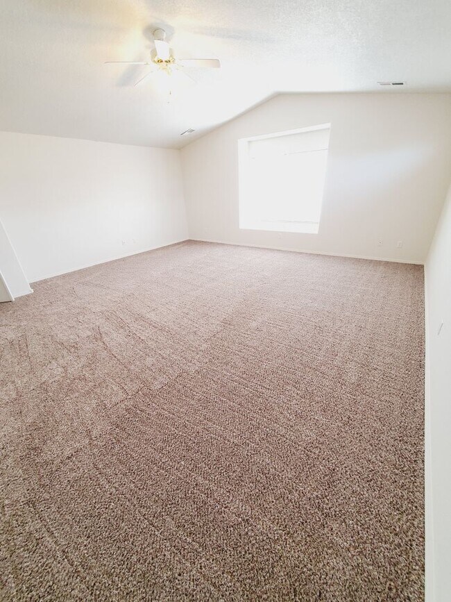 Building Photo - 3 Bedroom 2.5 Bathroom