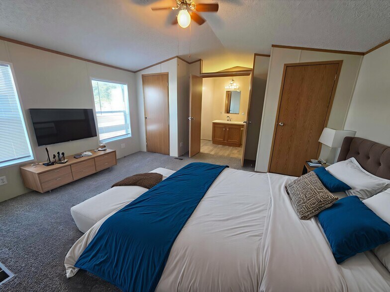 Building Photo - 4461 Beechwood St