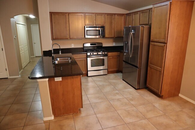 Building Photo - Livable, Lovable, & Avaiable!