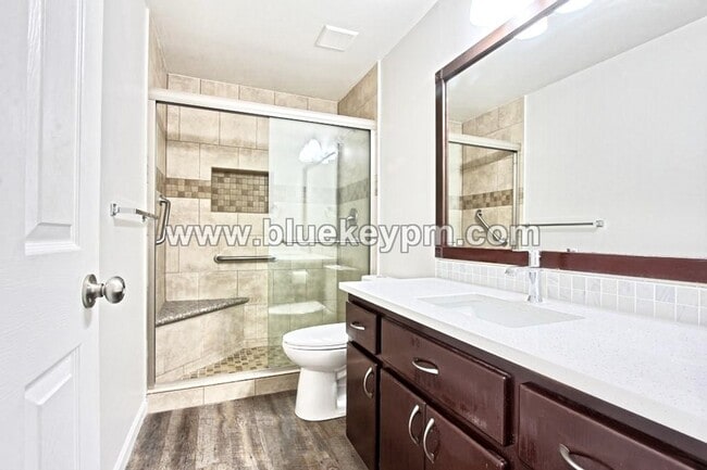 Building Photo - 4 Bed, 2 Bath Home in Well Established Nei...