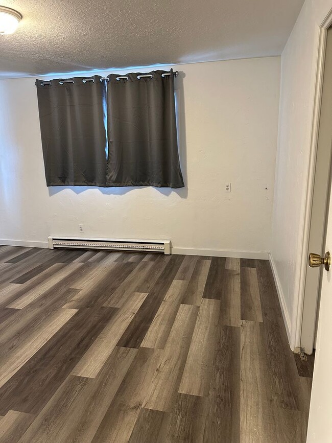 Building Photo - Recently remodeled 3 bed, 1 bath Duplex in...