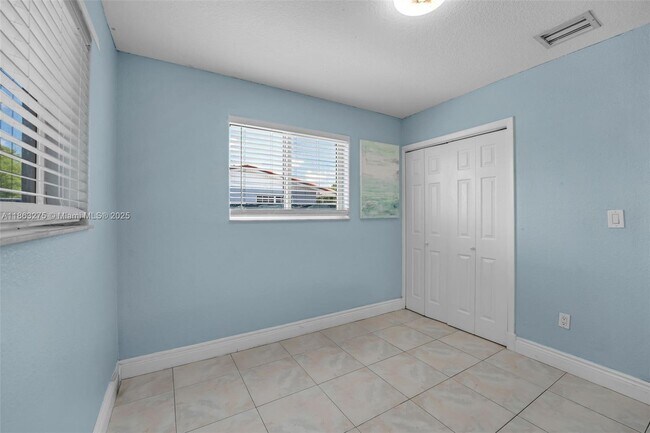 Building Photo - 19400 SW 114th Ave