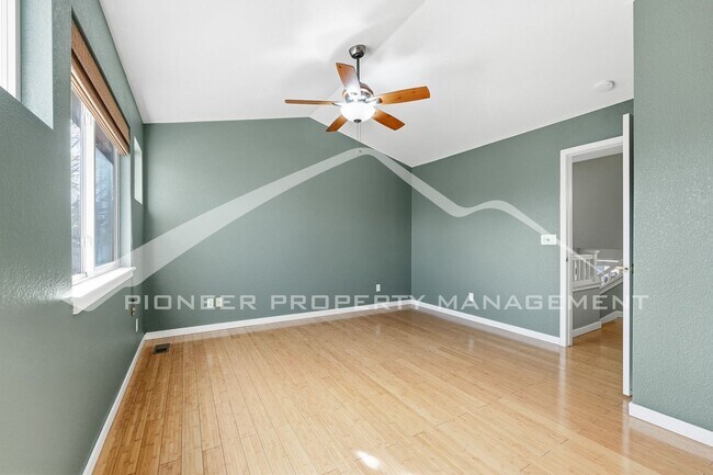 Building Photo - Spacious Townhouse with Central AC and Was...