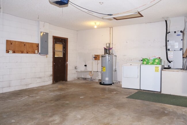 Building Photo - Spacious 4/2 home with 2 car garage Availa...