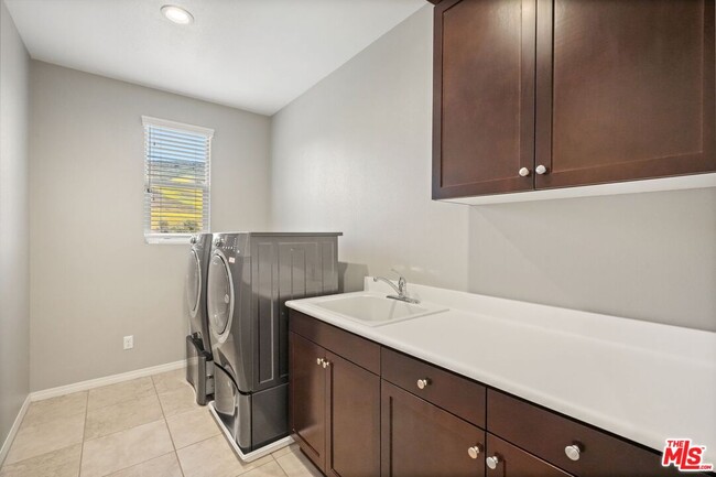 Building Photo - 4928 Princess Dr