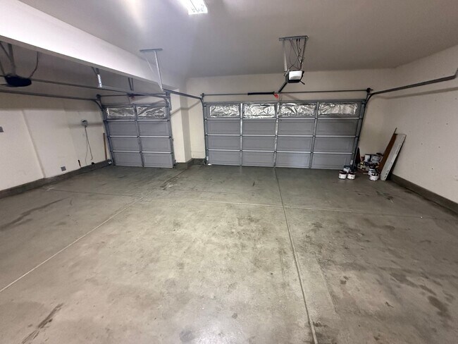 Building Photo - 5 Bedrooms 3 Baths! Resort Living at The Lakes Community in Menifee!