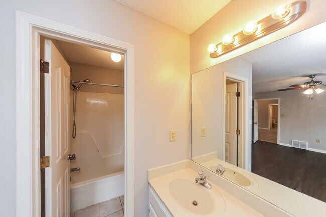 Building Photo - 7110 Redfern Dr
