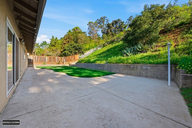 Building Photo - Large Oakland Hills Home With Large Garage/Yard +Laundry Hook-Ups!