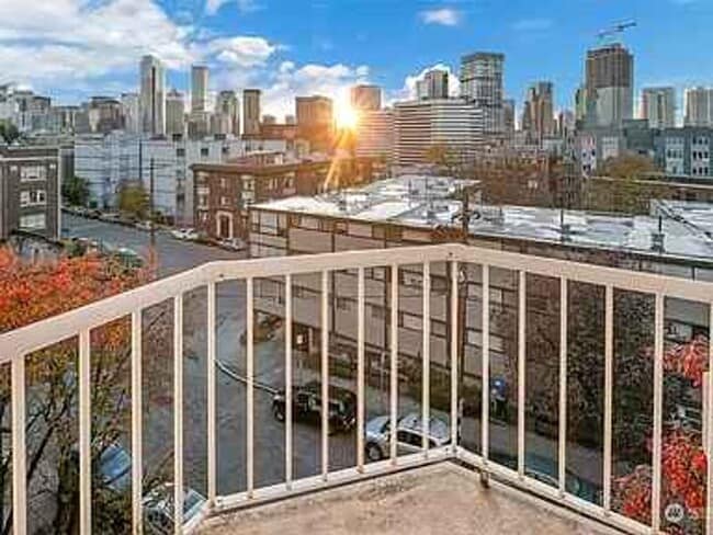 Building Photo - 1 bedroom, 1 bathroom Condo with City View!