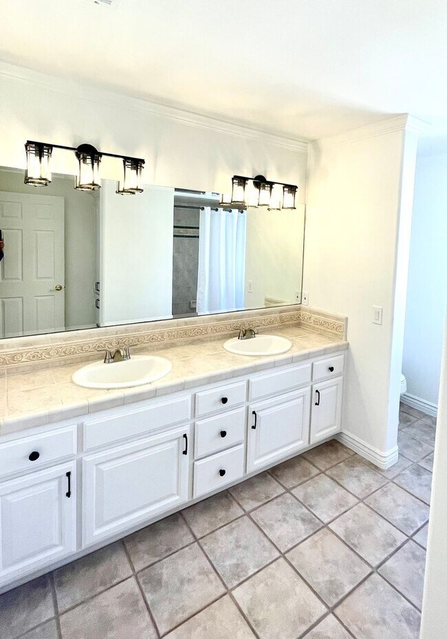 Building Photo - Prestigious Elkhorn Estates Home
