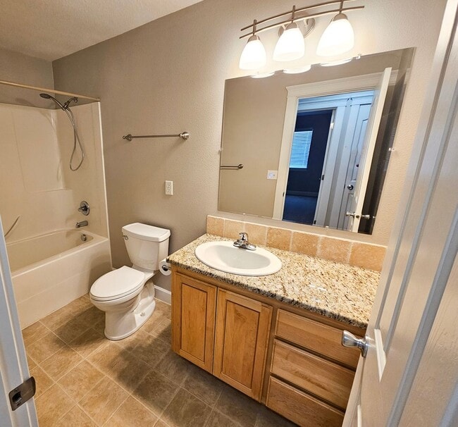 Building Photo - 917 N Cascade Dr