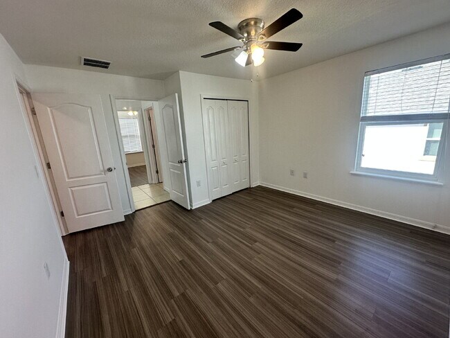 Building Photo - "Beautifully Maintained 3-Bed Townhouse with 2.5 Baths in Lakeland - Spacious 1,676 Sq. Ft.!"