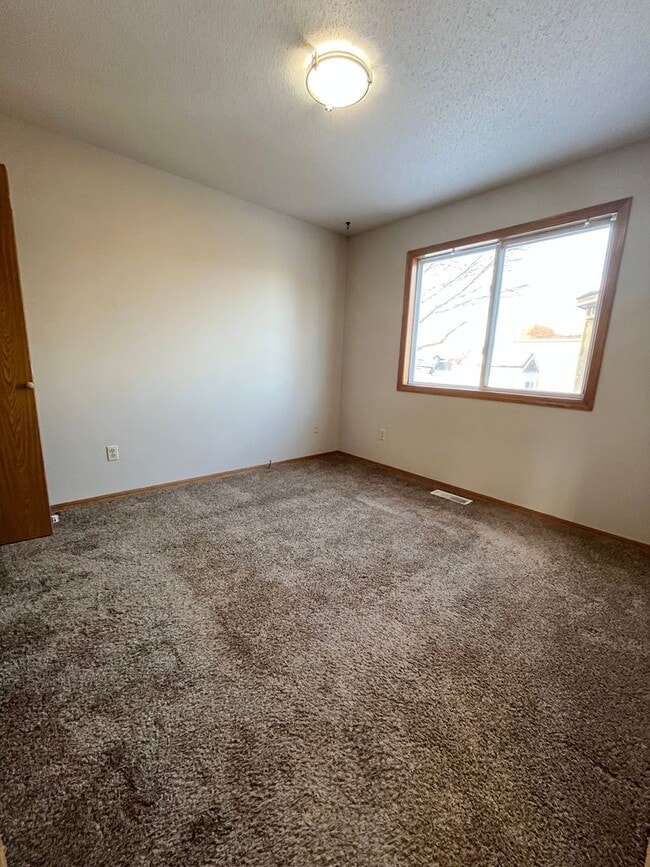 Building Photo - 5 Bed/2 Bath West Side Home!