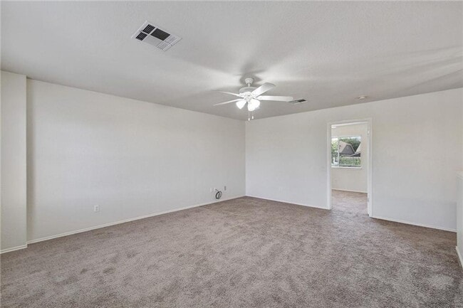 Building Photo - Large 4 Bedroom Home Near Major Conveniences