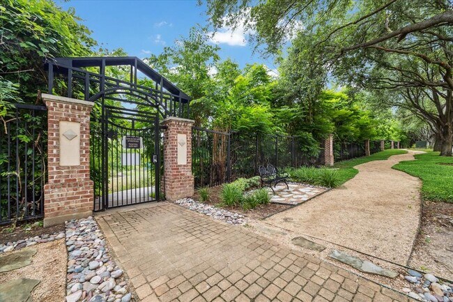 Building Photo - 523 Archwood Trail