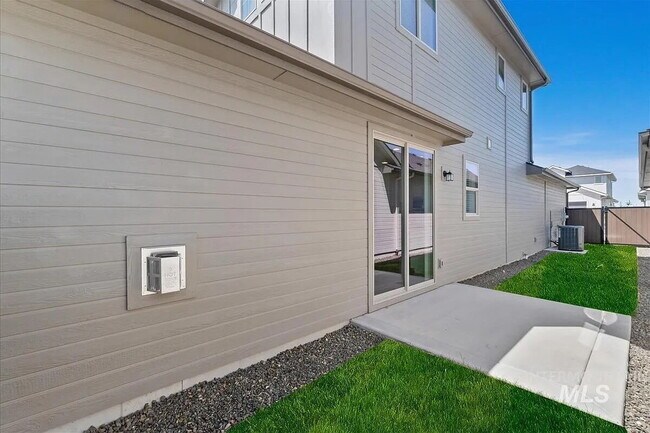 Building Photo - Functionality and convenience! Minutes from one of Meridian's most fantastic parks, with pools, p...
