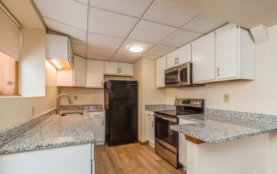 Building Photo - 996 Pleasant St