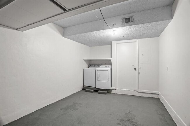 Building Photo - 1013 SW 112th Ter