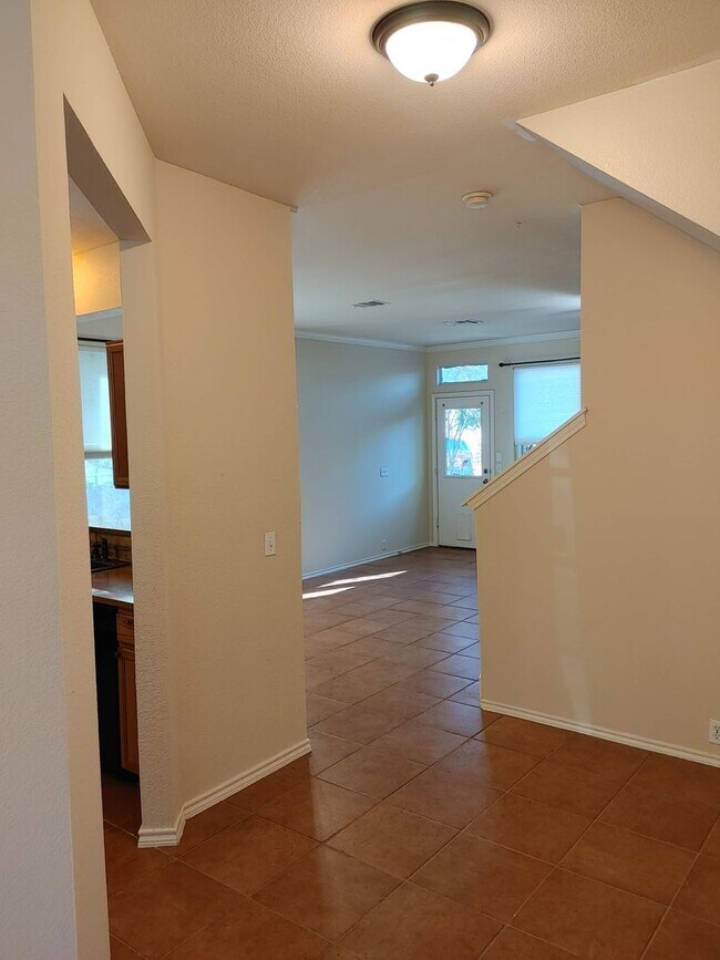 Building Photo - Beautiful 3 Bedroom / 2.5 Bath Townhome in Kyle