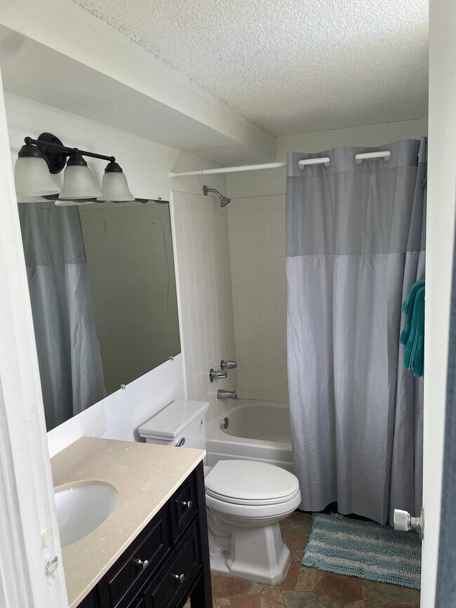 Building Photo - Beautiful Ocean View & Conveniently Located