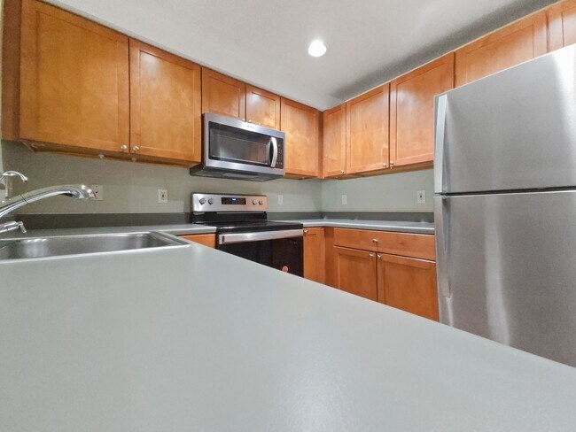 Building Photo - Updated 2BR Condo with Pool, Clubhouse & P...