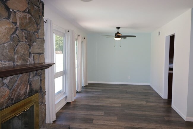 Building Photo - Beautiful 3/bedroom home in Canyon Country !