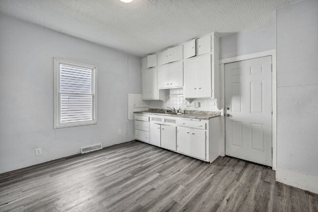 Building Photo - Spacious 5 Bedroom - Vouchers Accepted