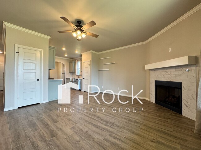 Building Photo - Spacious 3-Bedroom Home with Designer Kitc...