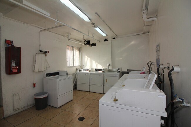 Building Photo - 738 S New Hampshire Ave